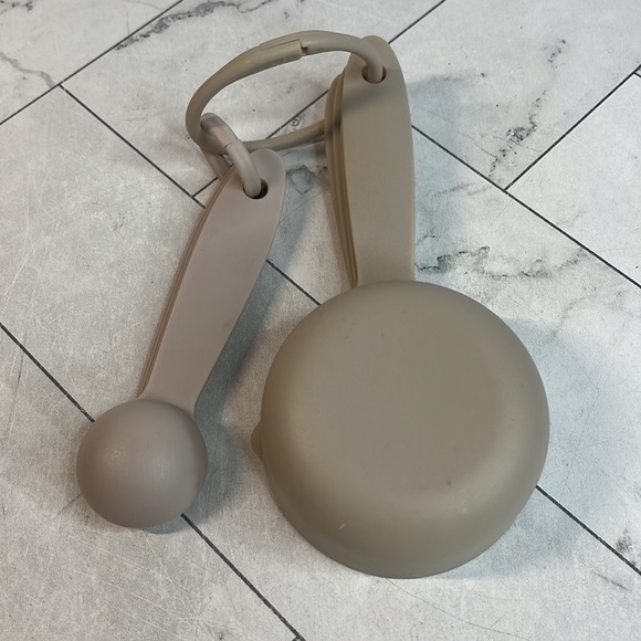 Set of 8 Beige Plastic Measuring Cups & Spoons - Picture 3 of 3